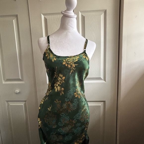 Elegant Green Floral Dress - Picture 7 of 9